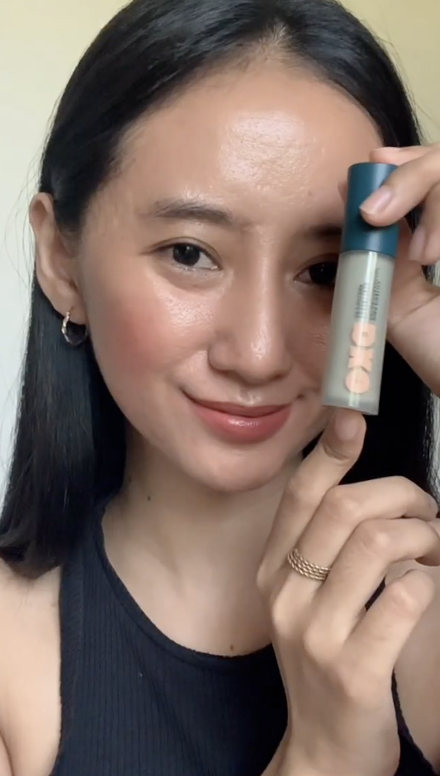 Woman using Exa Color Corrector green review